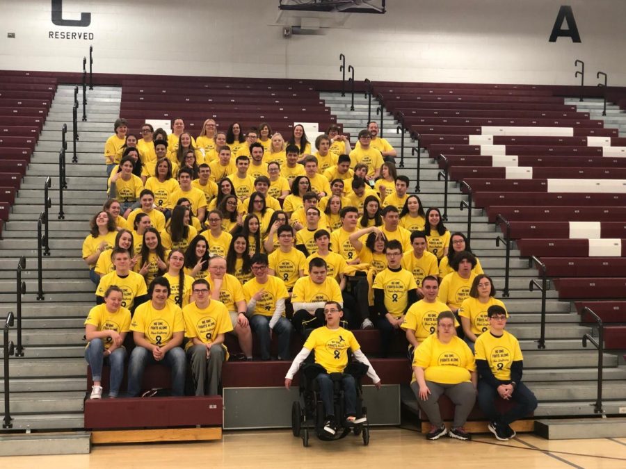Team+DeShong%21+Students+and+faculty+members+were+aloud+to+wear+a+t-shirt+in+honor+of+supporting+teacher+Robin+DeShong.+DeShong+is+on+the+road+to+recovery+from+her+diagnosis+to+colon+cancer.+The+students+and+faculty+wore+the+shirts+on+Thursday%2C+March+7%2C+2019.