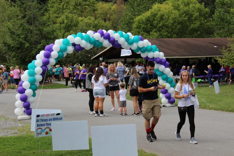 %23rememberingthosewelove.+Walkers+gather+under+the+balloon+entrance+to+begin+the+suicide+prevention+walk.+