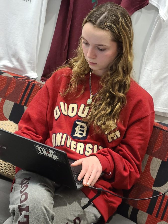 Senior Avery Reid works on a newspaper story during her seventh period. Reid re-joined staff at the start of the 2021-2022 school year. 