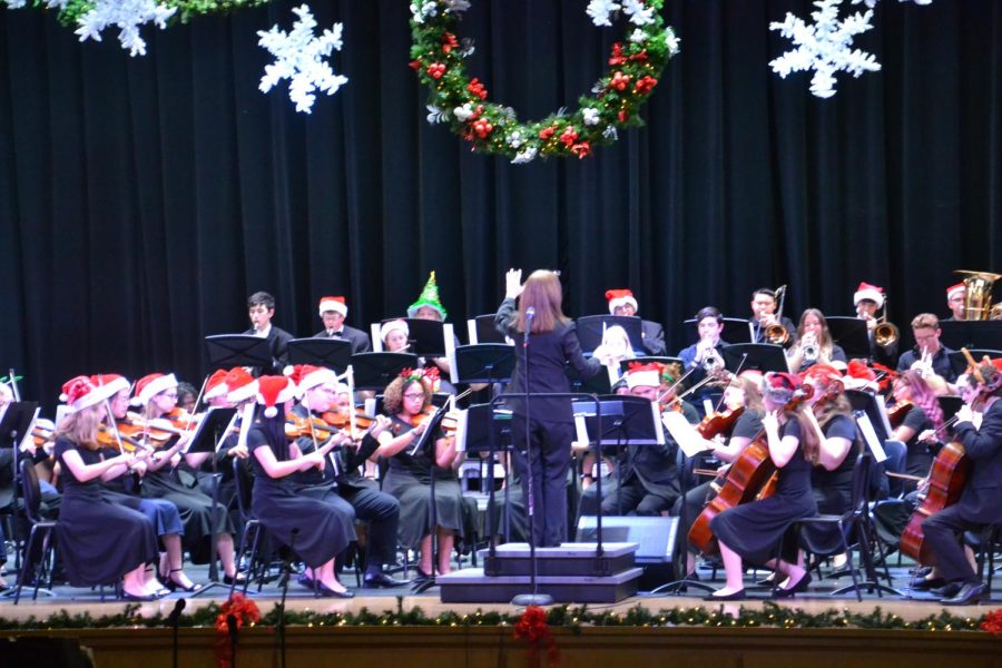 The+orchestra+performs+a+holiday+sing+along.+It+was+the+last+time+performing+holiday+music+for+this+school+year.