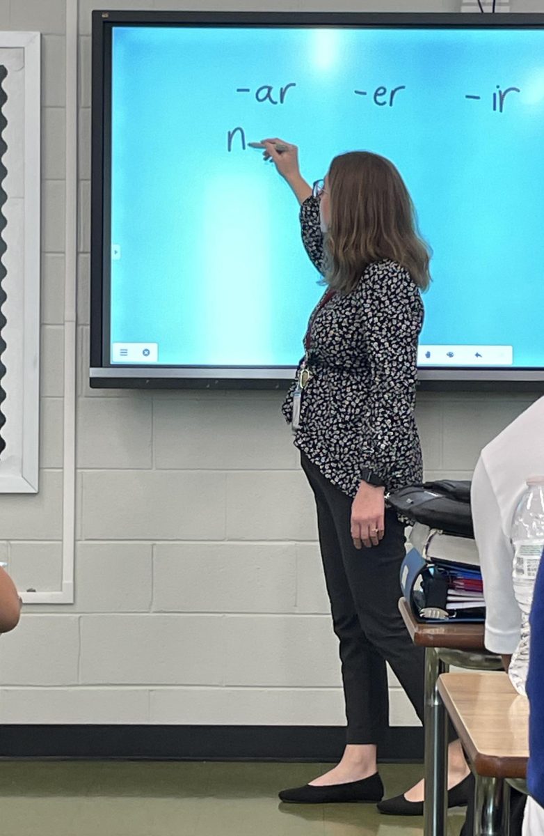 Muy bien. Writing infinitive endings on the board, teacher Kayleen Czankner explains how to conjugate them to her sixth period. After the lesson, her students practiced in pairs to gain a full understanding of the topic. 