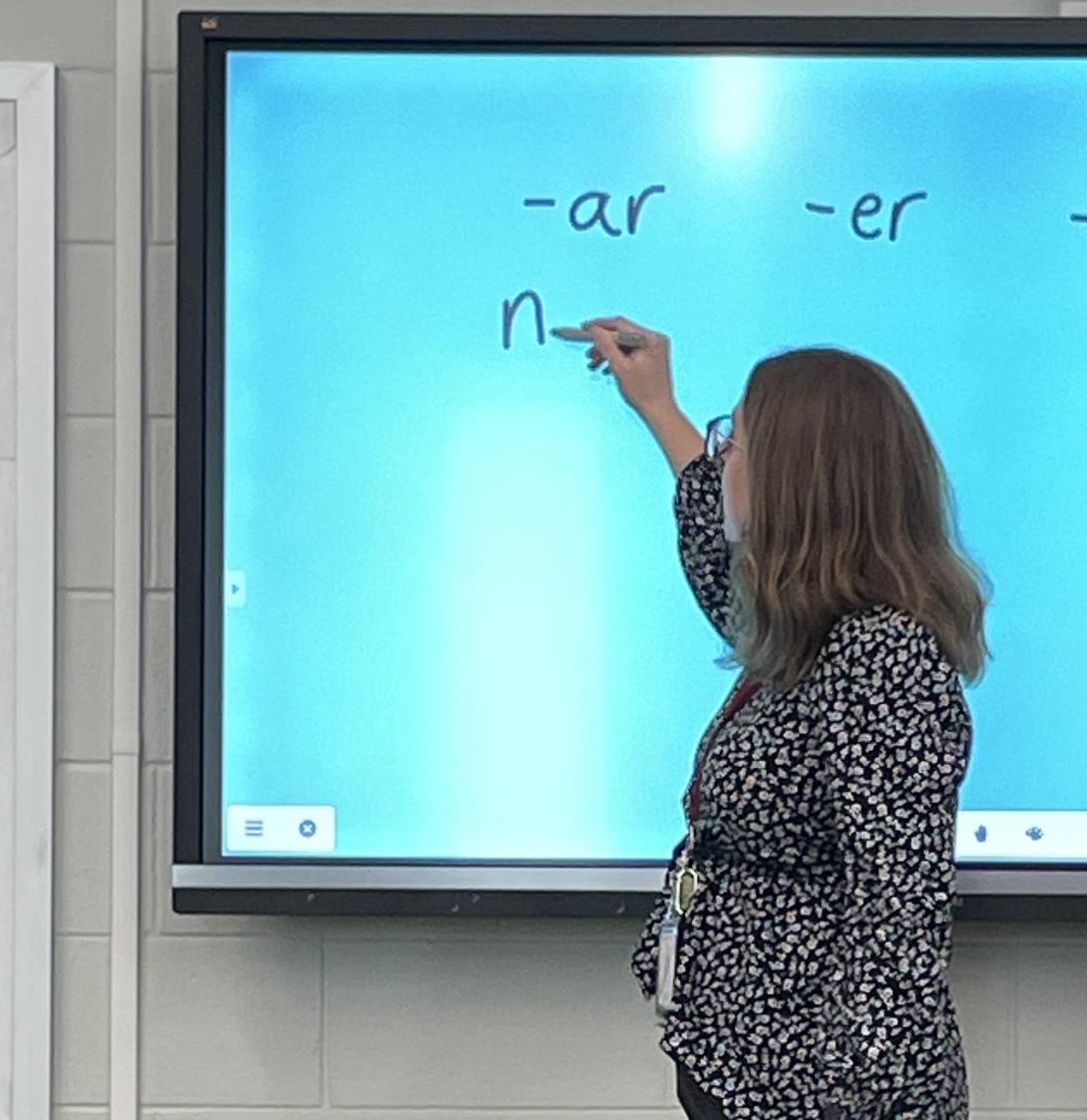 Muy bien. Writing infinitive endings on the board, teacher Kayleen Czankner explains how to conjugate them to her sixth period. After the lesson, her students practiced in pairs to gain a full understanding of the topic. 