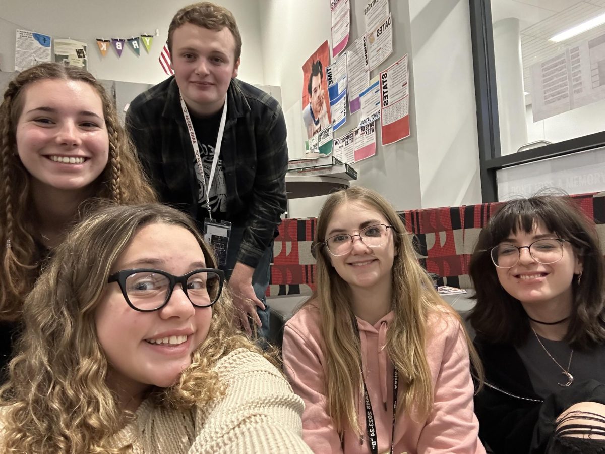 All smiles. Seniors Lily Roberts and Olivia McMinn and juniors Charlie Kephart, Lincoln Frank and Cider Ayala, gather for a picture. Some of the Mountain Echo staff ate pizza and enjoyed a visit from therapy dogs, taking advantage of the lunch periods changing due to the semester class changes. 