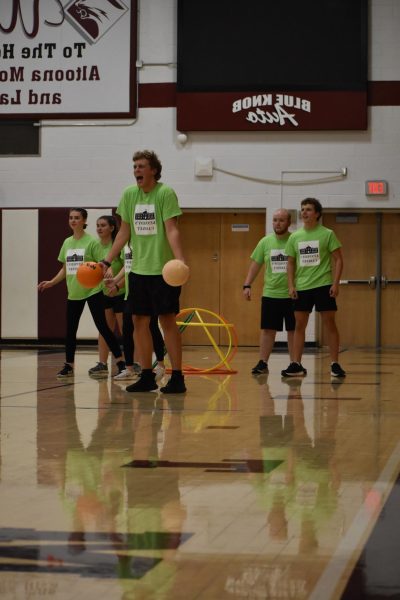 Kennedy's Cabinet remains shocked when their ball missed the opponent's castle. The team played several rounds of games. 