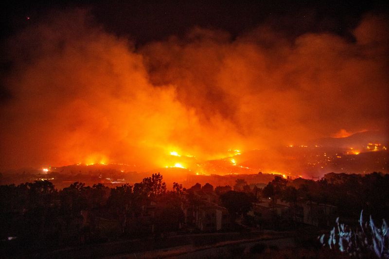 Flames and smoke rise as the Franklin Fire burns in Malibu, California, U.S., December 10, 2024. REUTERS/Ringo Chiu