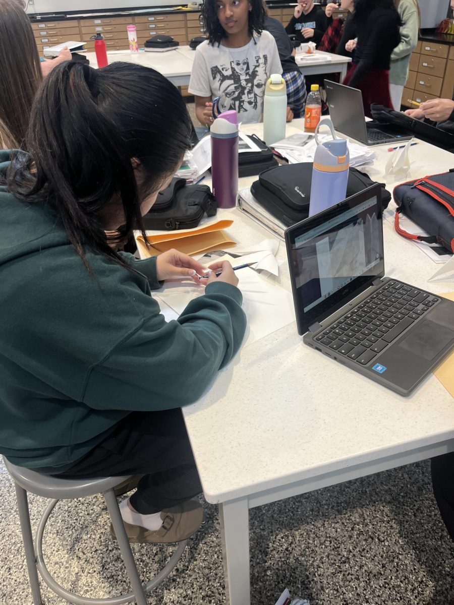 Sophomore Emilee Vo works hard on her art project.