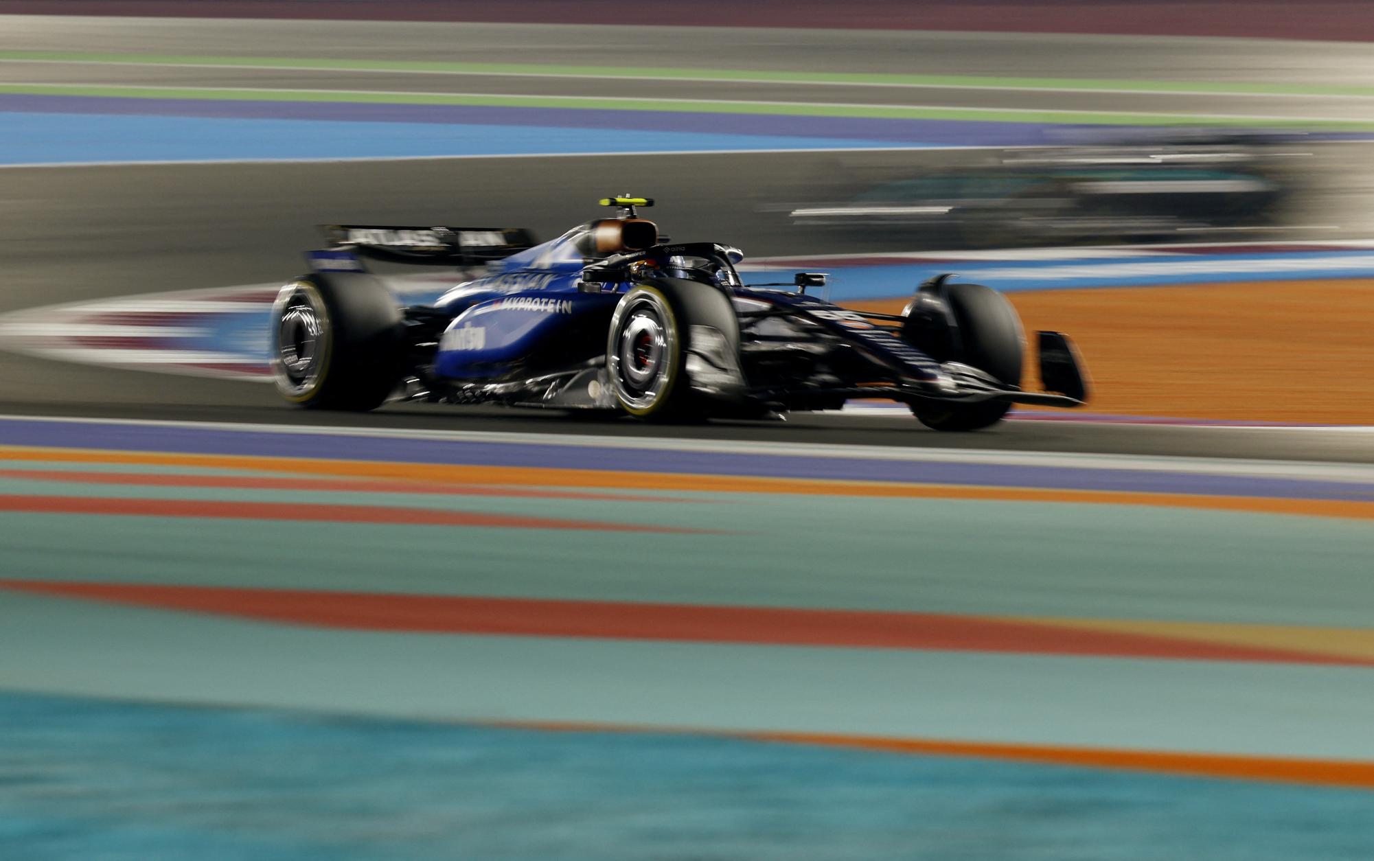 Formula One F1 - Qatar Grand Prix - Lusail International Circuit, Lusail, Qatar - November 30, 2025 Williams' Carlos Sainz Jr. in action during the race REUTERS/Ibraheem Abu Mustafa