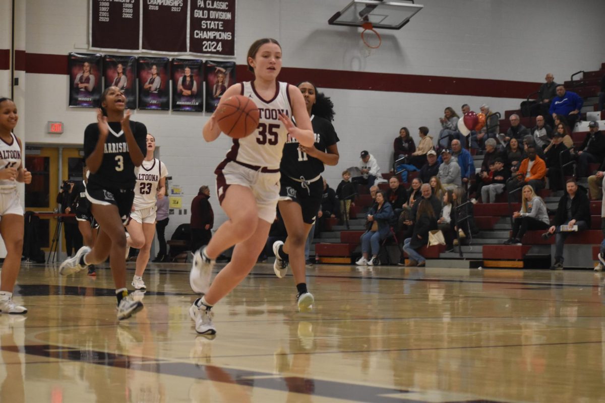 Sprint. Senior Kendall Cogan drives towards the basket. To prepare for games, the team practices layups, ball handling, ball shooting and live action with a focus on offense and defense. “The friends that I've made--I have some really good teammates--make being at basketball every day really enjoyable," Nguyen-Moore said.